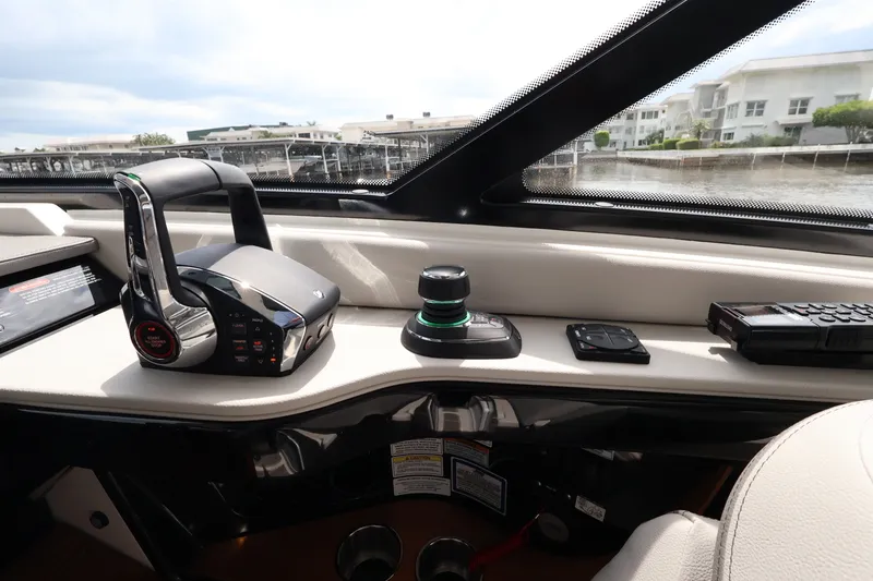 Slide: The Image of Sea Ray Sundancer 370 Outboard 2026 - 43