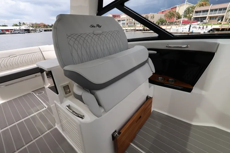 Slide: The Image of Sea Ray Sundancer 370 Outboard 2026 - 44