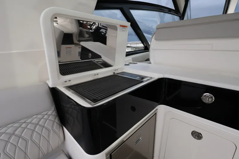 Slide: The Image of Sea Ray Sundancer 370 Outboard 2026 - 39