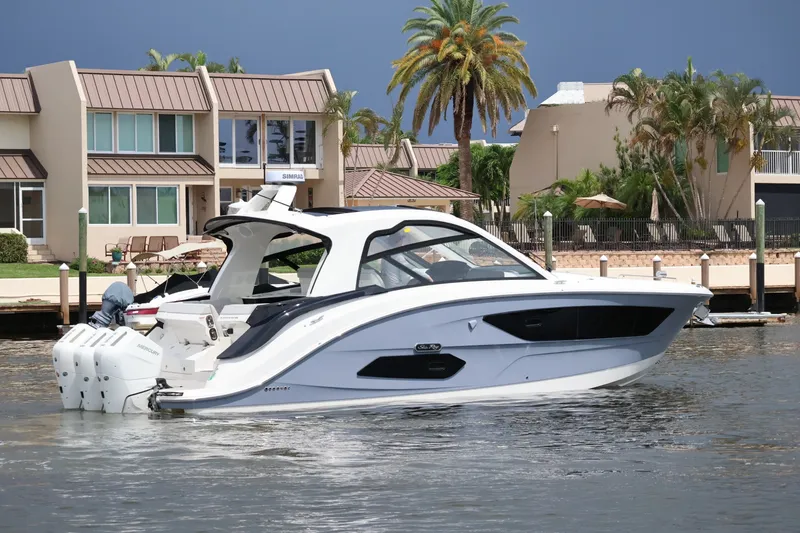 Slide: The Image of Sea Ray Sundancer 370 Outboard 2026 - 17