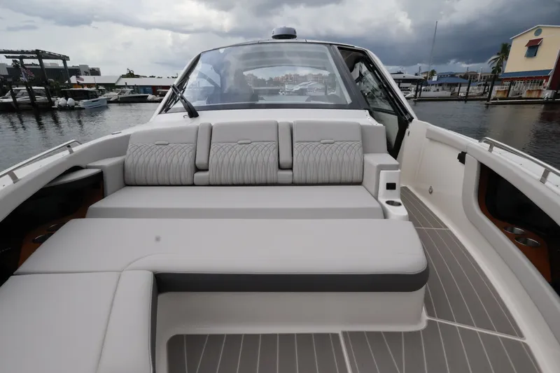 Slide: The Image of Sea Ray Sundancer 370 Outboard 2026 - 58