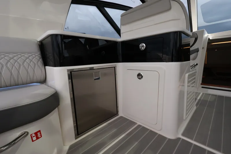 Slide: The Image of Sea Ray Sundancer 370 Outboard 2026 - 38