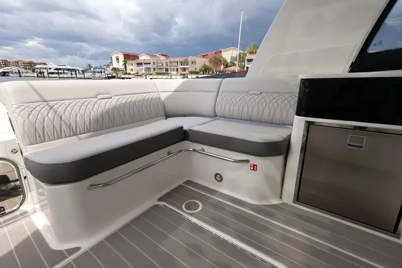 Slide: The Image of Sea Ray Sundancer 370 Outboard 2026 - 37