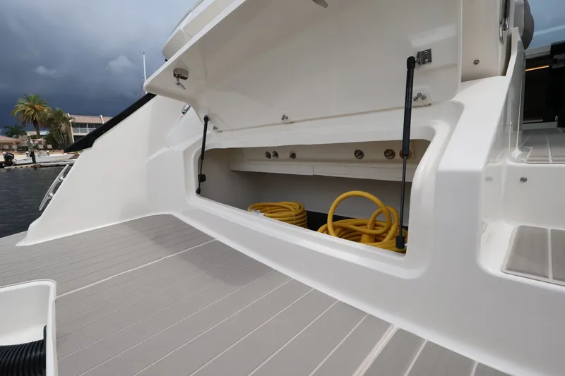 Slide: The Image of Sea Ray Sundancer 370 Outboard 2026 - 29