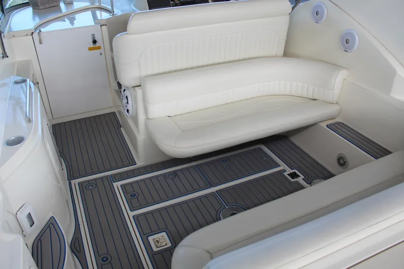 Slide: The Image of Cruisers Yachts 3075 Rogue 1999 - 18