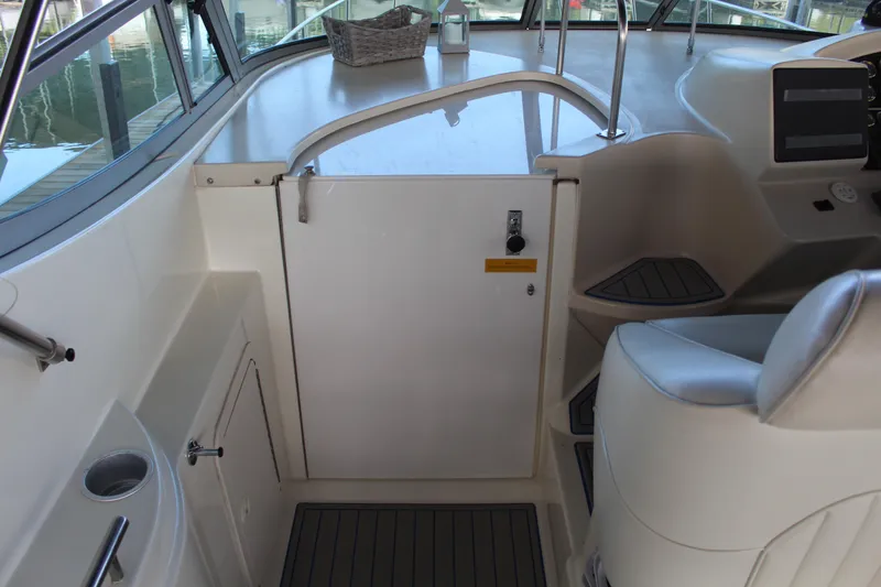 Slide: The Image of Cruisers Yachts 3075 Rogue 1999 - 21