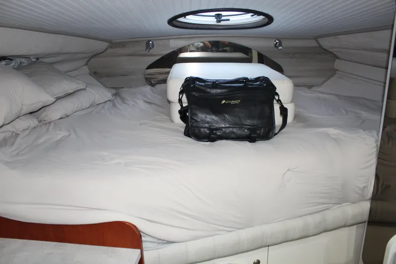 Slide: The Image of Cruisers Yachts 3075 Rogue 1999 - 31