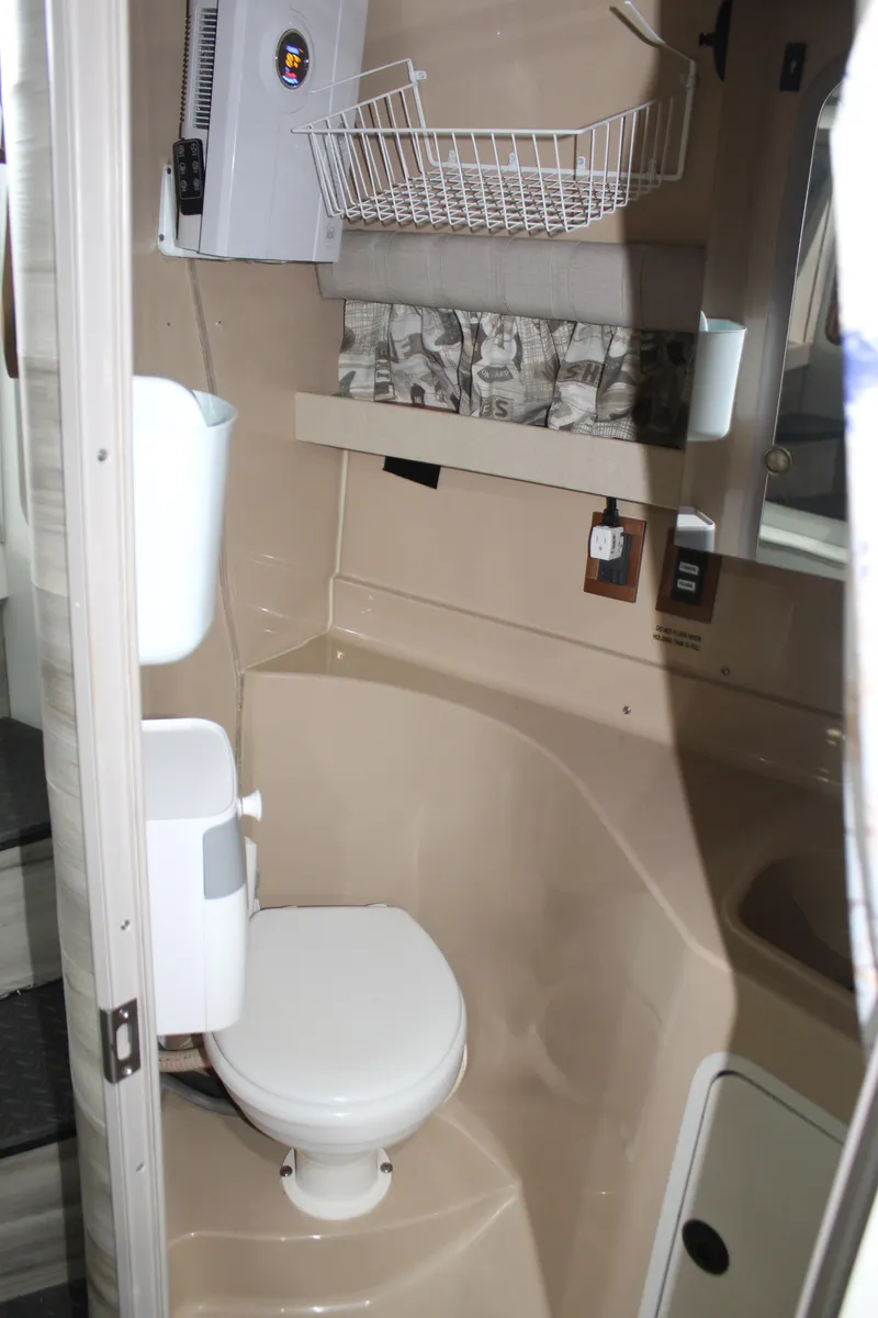 Slide: The Image of Cruisers Yachts 3075 Rogue 1999 - 32