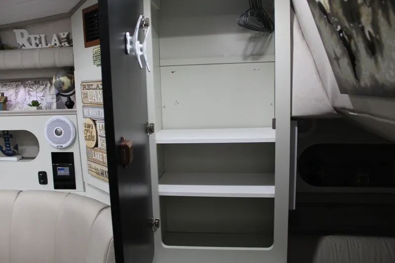 Slide: The Image of Cruisers Yachts 3075 Rogue 1999 - 35