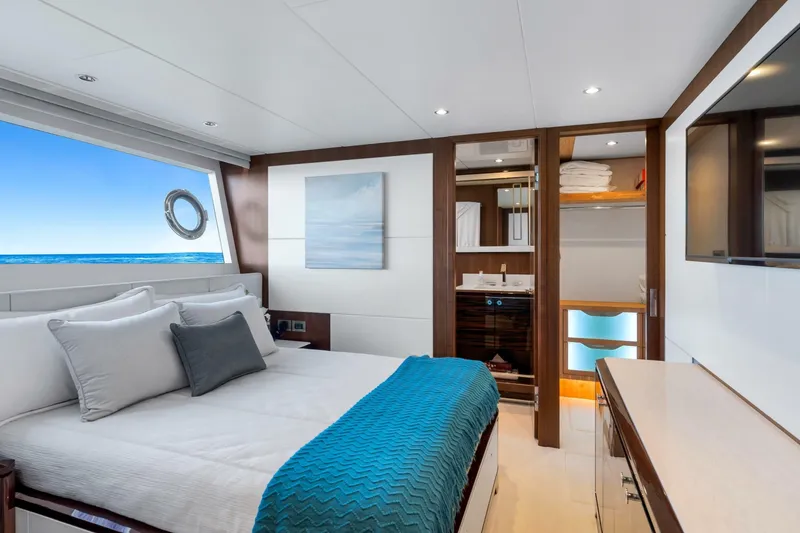Slide: The Image of Ocean Alexander 32L Motor Yacht 2021 - 13