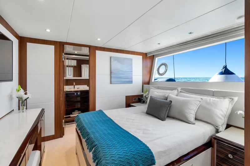 Slide: The Image of Ocean Alexander 32L Motor Yacht 2021 - 15