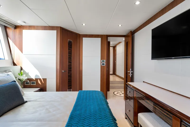 Slide: The Image of Ocean Alexander 32L Motor Yacht 2021 - 14