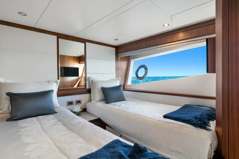 Slide: The Image of Ocean Alexander 32L Motor Yacht 2021 - 19