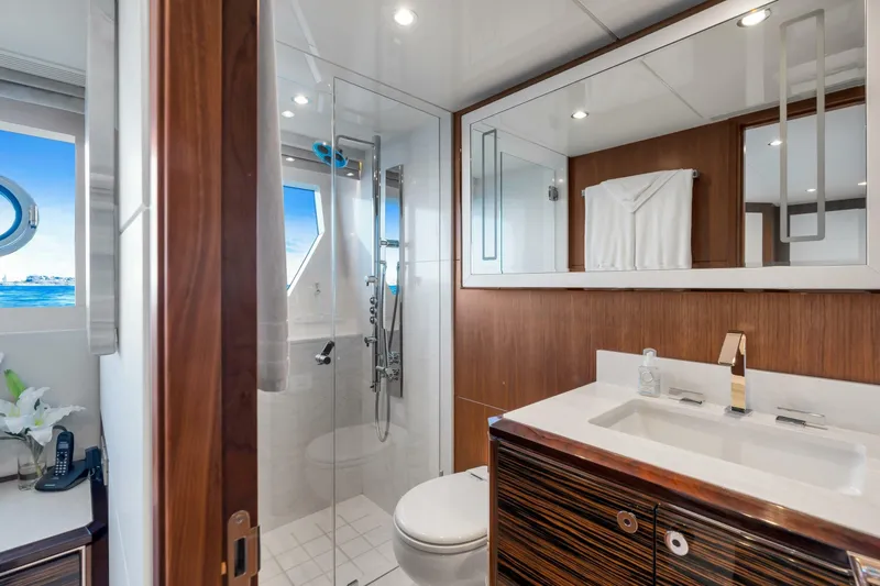 Slide: The Image of Ocean Alexander 32L Motor Yacht 2021 - 17