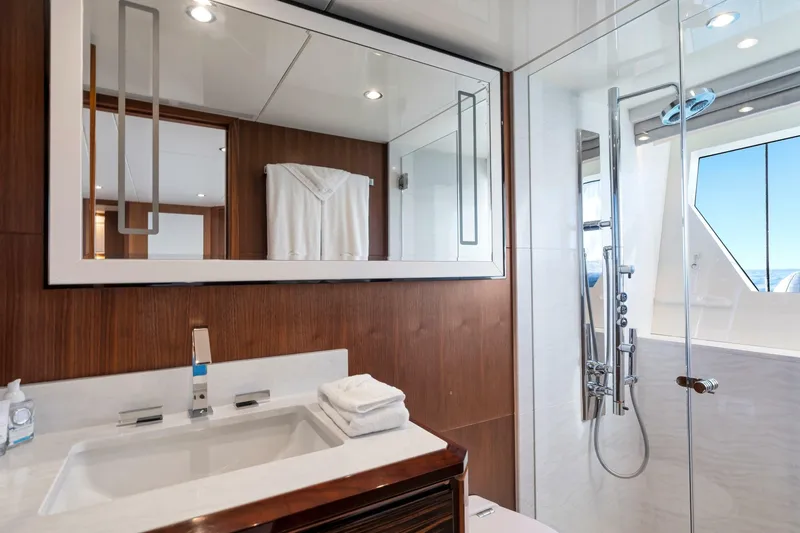 Slide: The Image of Ocean Alexander 32L Motor Yacht 2021 - 18