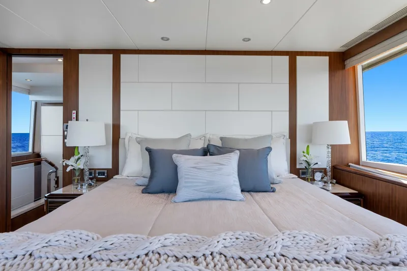 Slide: The Image of Ocean Alexander 32L Motor Yacht 2021 - 8