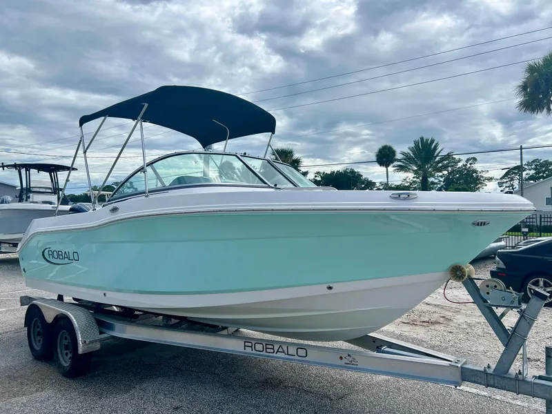The Image of Robalo R207 2024 - 0