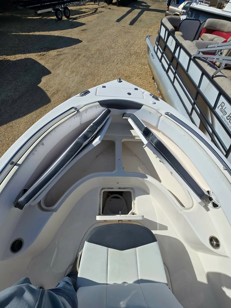 Slide: The Image of Robalo R222 2019 - 1