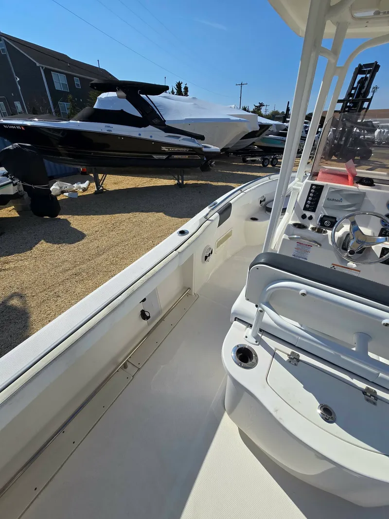 Slide: The Image of Robalo R222 2019 - 10