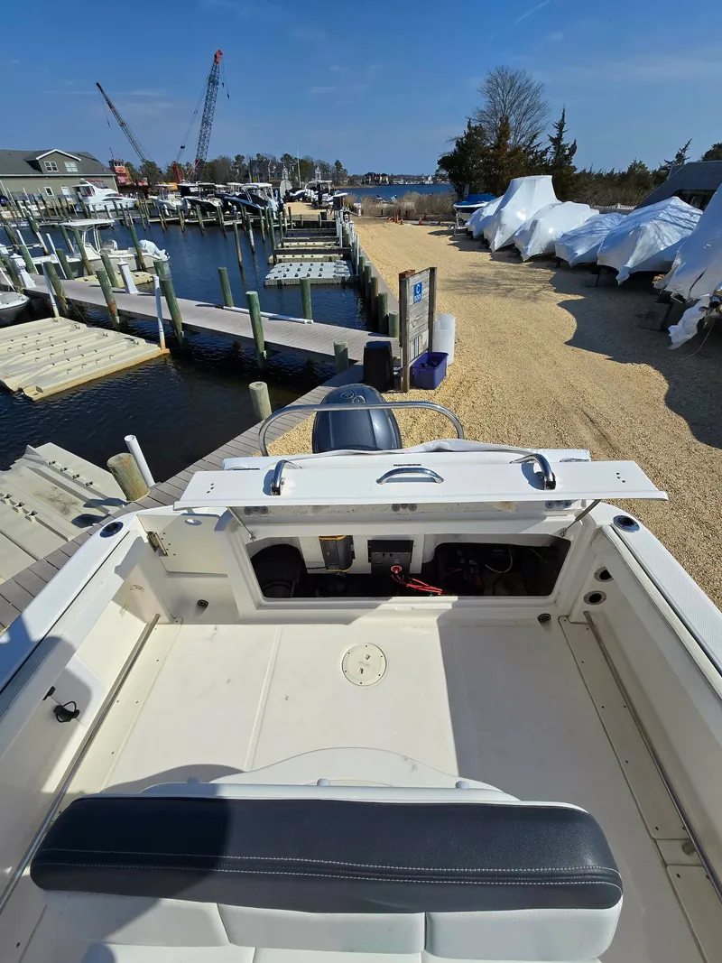 Slide: The Image of Robalo R222 2019 - 11