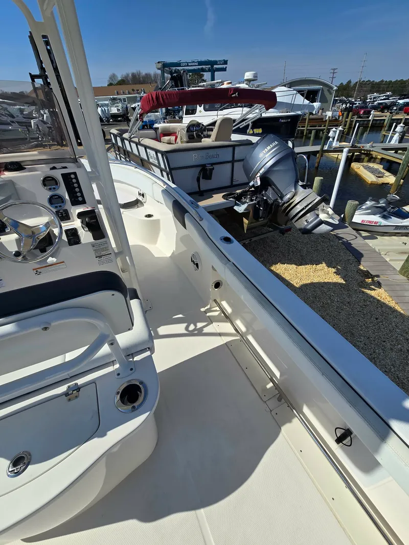 Slide: The Image of Robalo R222 2019 - 9