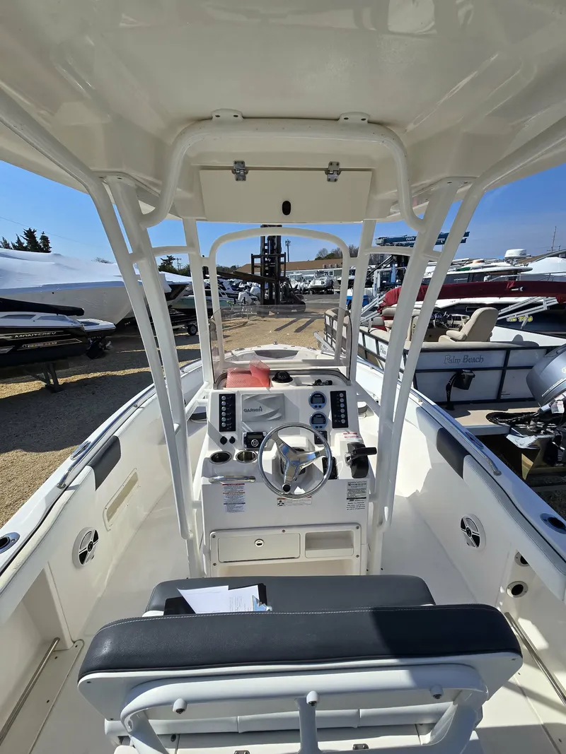 Slide: The Image of Robalo R222 2019 - 6