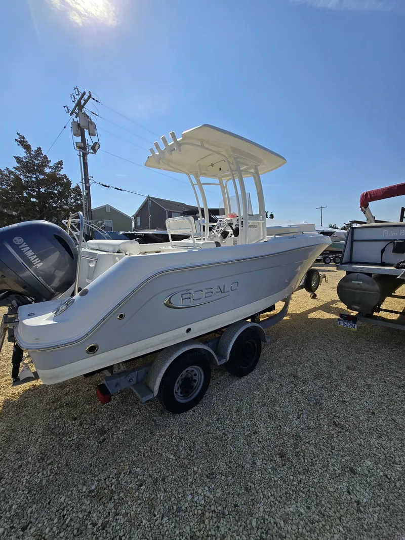 Slide: The Image of Robalo R222 2019 - 13