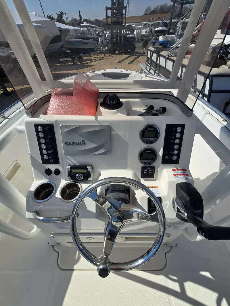 Slide: The Image of Robalo R222 2019 - 15
