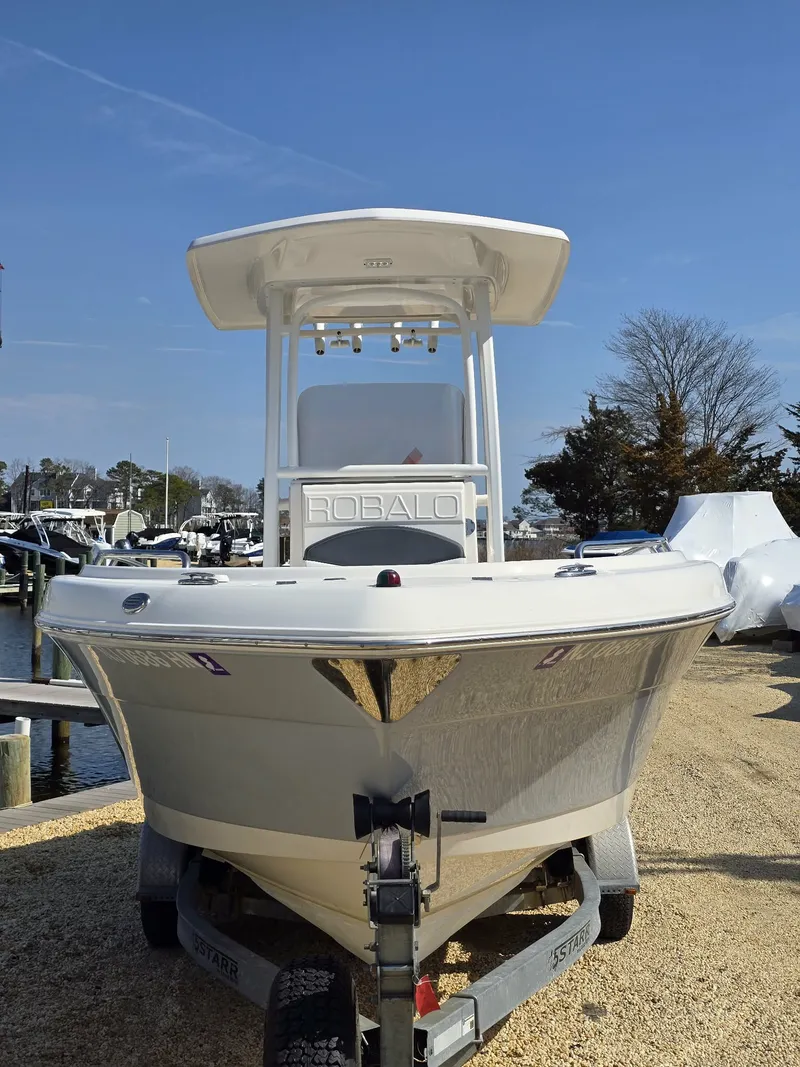 Slide: The Image of Robalo R222 2019 - 14