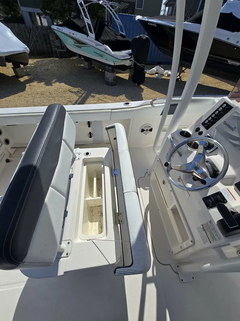 Slide: The Image of Robalo R222 2019 - 5