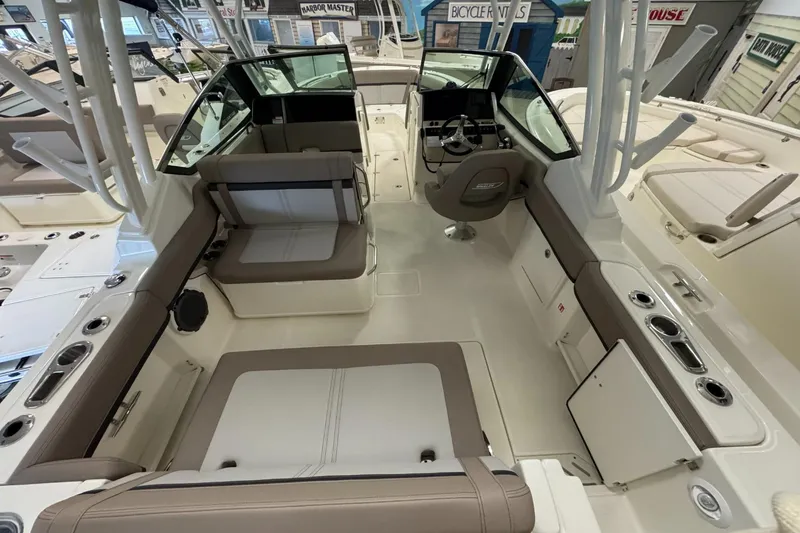Slide: The Image of Boston Whaler 240 Vantage 2026 - 11