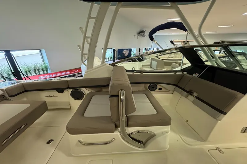 Slide: The Image of Boston Whaler 240 Vantage 2026 - 12