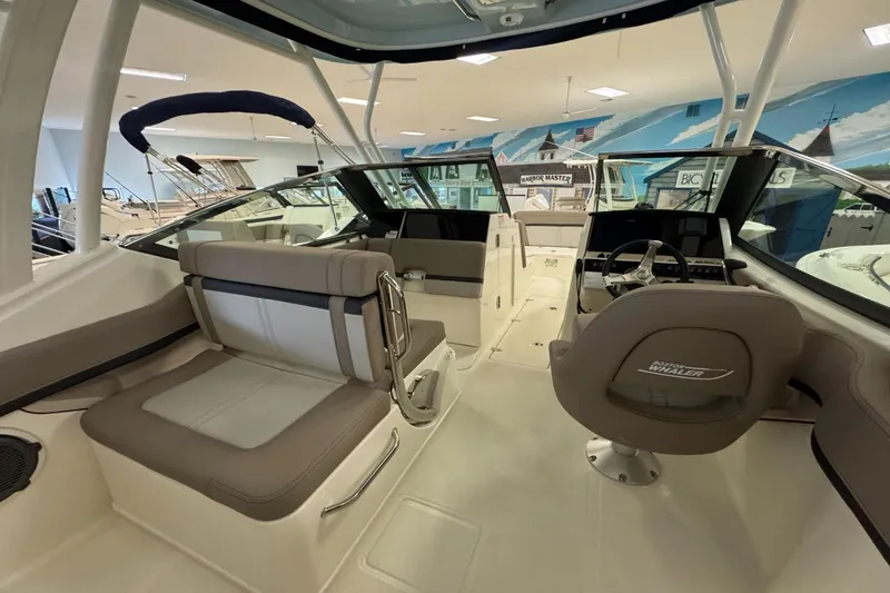 Slide: The Image of Boston Whaler 240 Vantage 2026 - 13