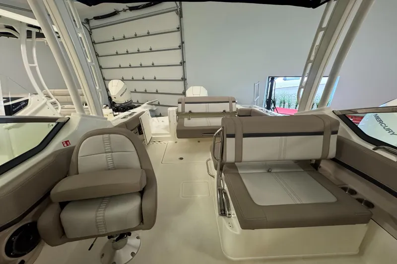 Slide: The Image of Boston Whaler 240 Vantage 2026 - 15