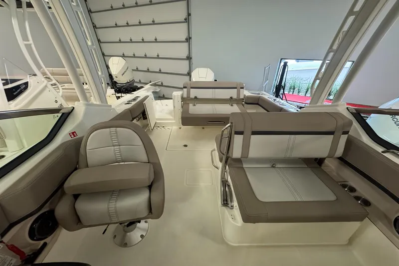 Slide: The Image of Boston Whaler 240 Vantage 2026 - 16