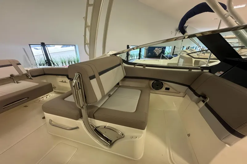 Slide: The Image of Boston Whaler 240 Vantage 2026 - 17