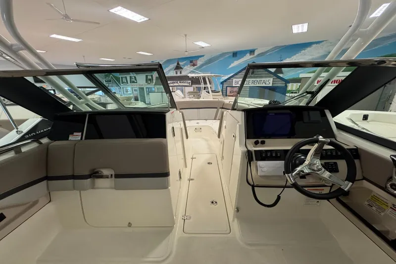 Slide: The Image of Boston Whaler 240 Vantage 2026 - 18