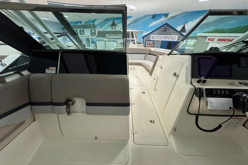 Slide: The Image of Boston Whaler 240 Vantage 2026 - 19