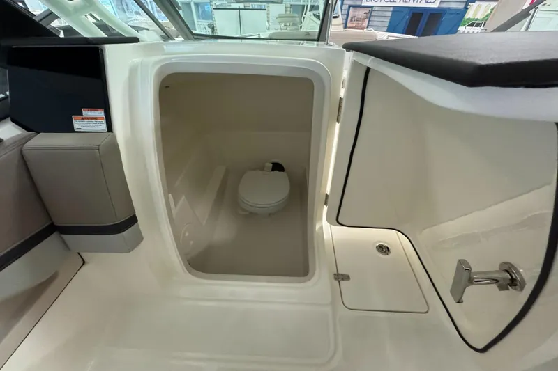 Slide: The Image of Boston Whaler 240 Vantage 2026 - 20