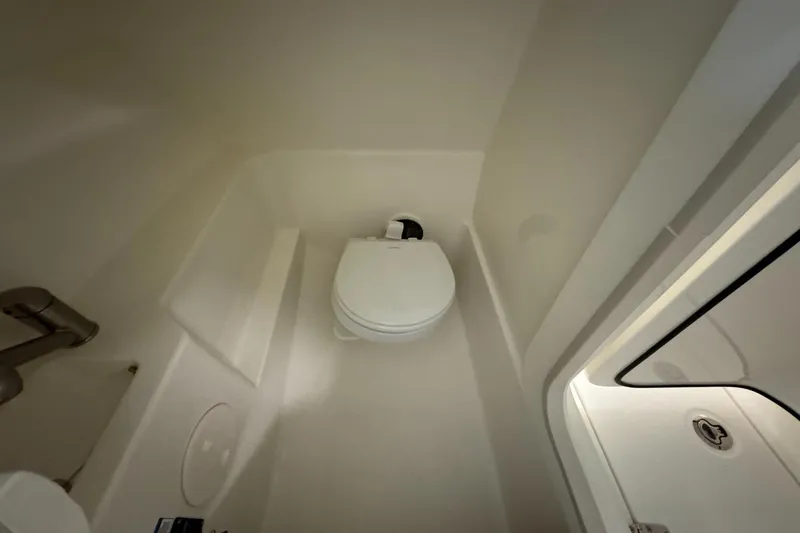 Slide: The Image of Boston Whaler 240 Vantage 2026 - 21