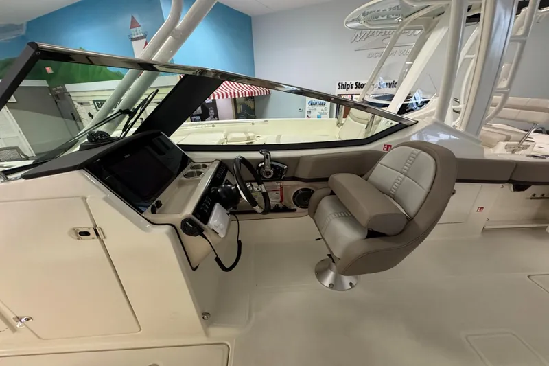 Slide: The Image of Boston Whaler 240 Vantage 2026 - 22