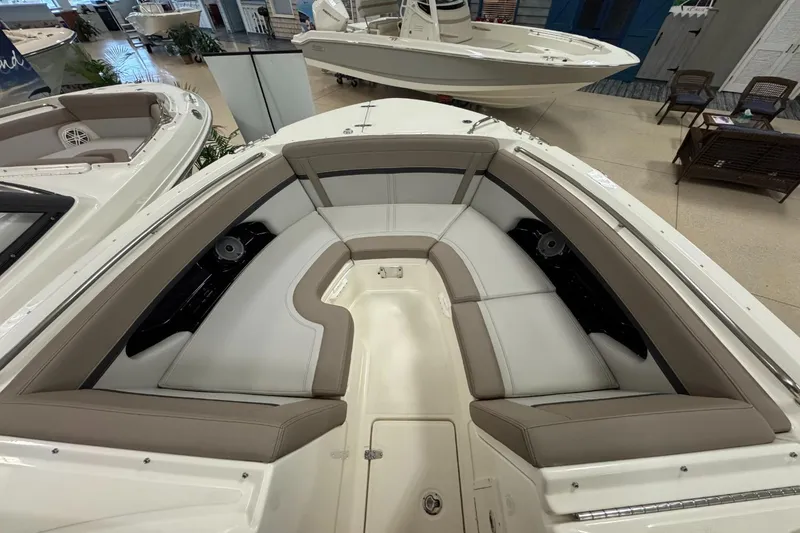 Slide: The Image of Boston Whaler 240 Vantage 2026 - 28