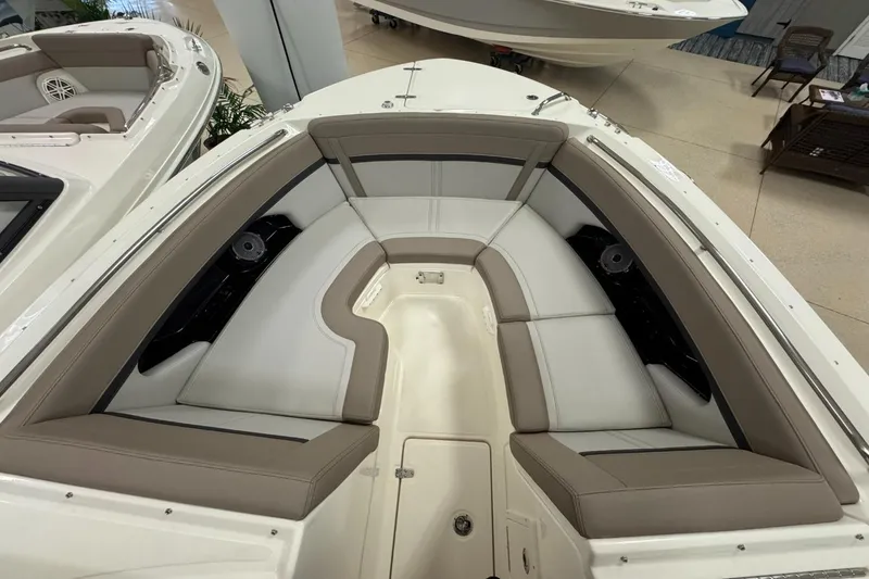 Slide: The Image of Boston Whaler 240 Vantage 2026 - 29