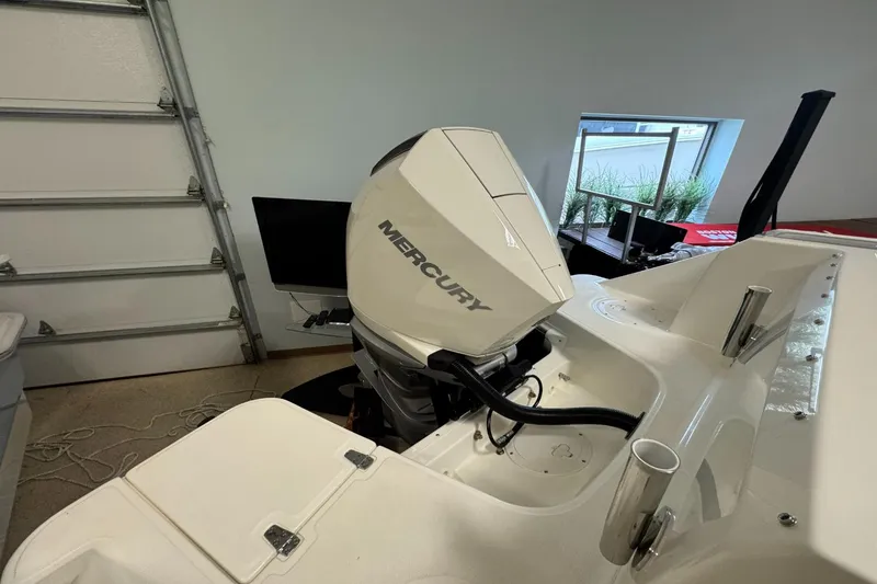 Slide: The Image of Boston Whaler 240 Vantage 2026 - 3