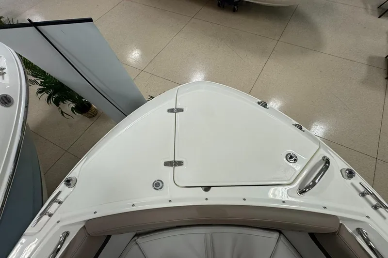 Slide: The Image of Boston Whaler 240 Vantage 2026 - 30