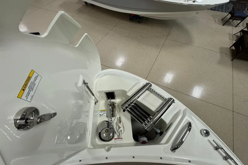 Slide: The Image of Boston Whaler 240 Vantage 2026 - 31