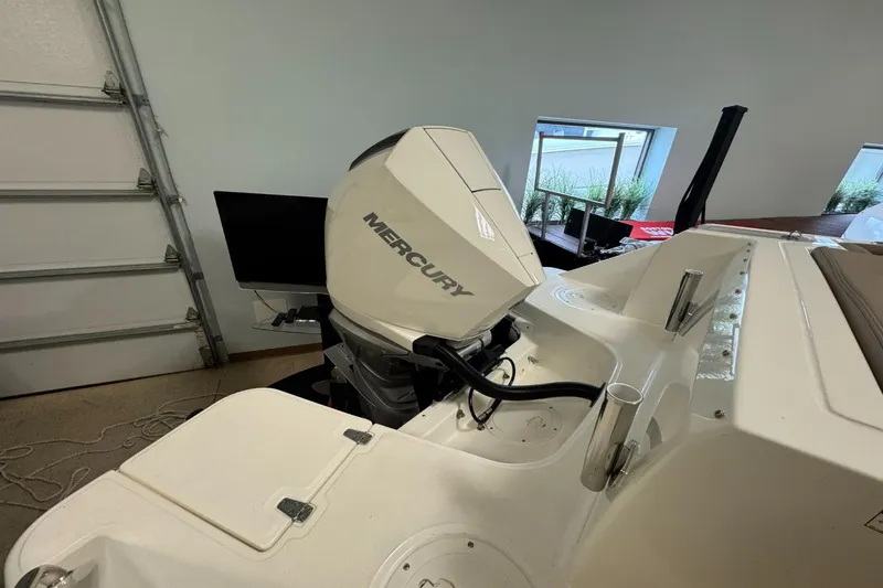 Slide: The Image of Boston Whaler 240 Vantage 2026 - 4