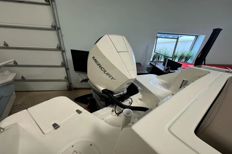 Slide: The Image of Boston Whaler 240 Vantage 2026 - 5