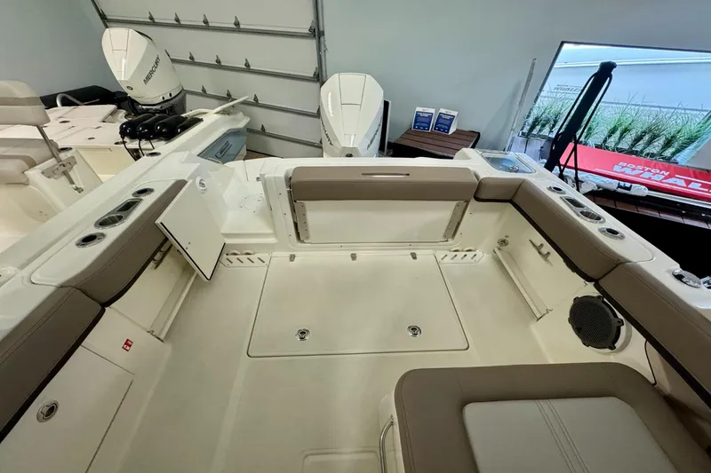 Slide: The Image of Boston Whaler 240 Vantage 2026 - 6