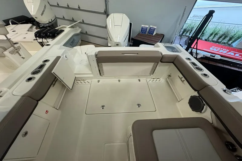 Slide: The Image of Boston Whaler 240 Vantage 2026 - 7
